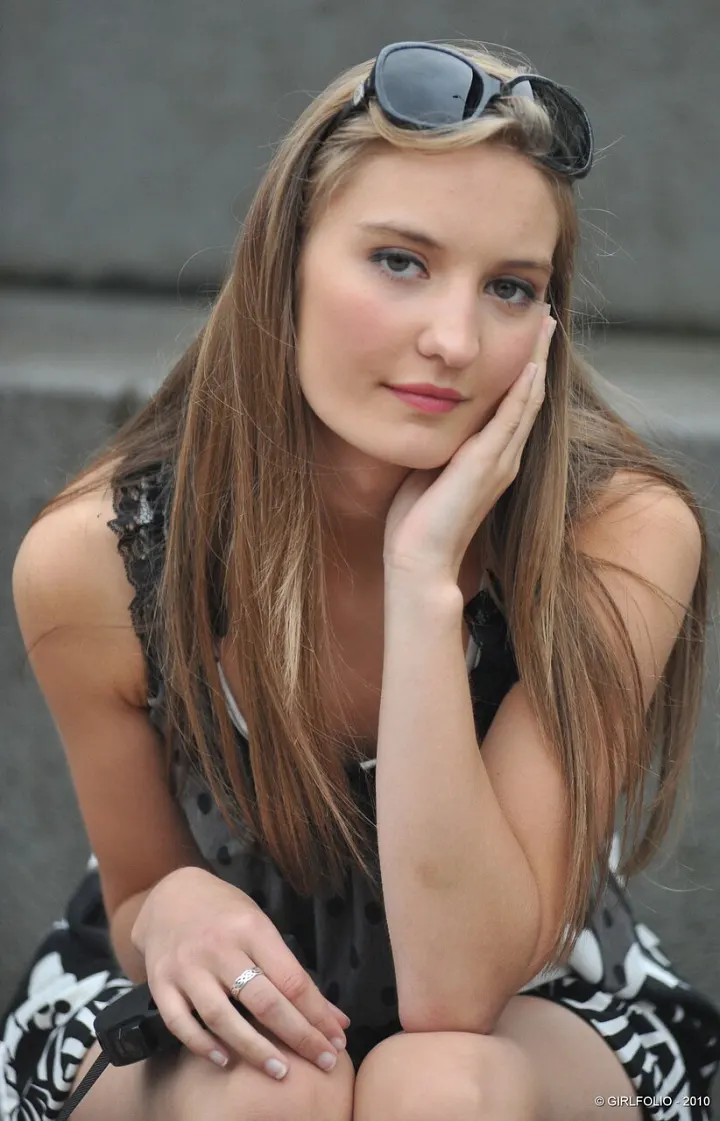 موديل غلامور يمشي كلبه قبل أن يخلع ملابسه — Model 2