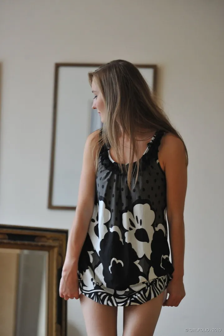 موديل غلامور يمشي كلبه قبل أن يخلع ملابسه — Model 8