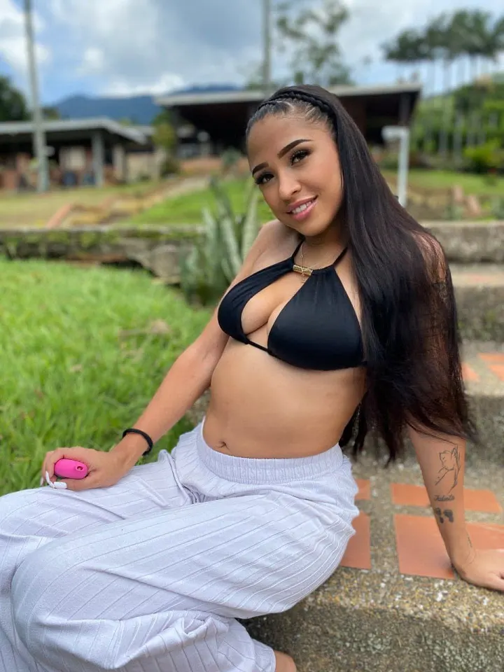 شابة سمراء تتصور بجوارب طويلة في بدلة سباحة سوداء — Model 12