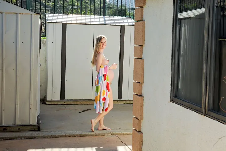 Amanda Bryant شقراء حامل تعرض مؤخرتها الكبيرة وكسها الممتلئ في الخارج 3