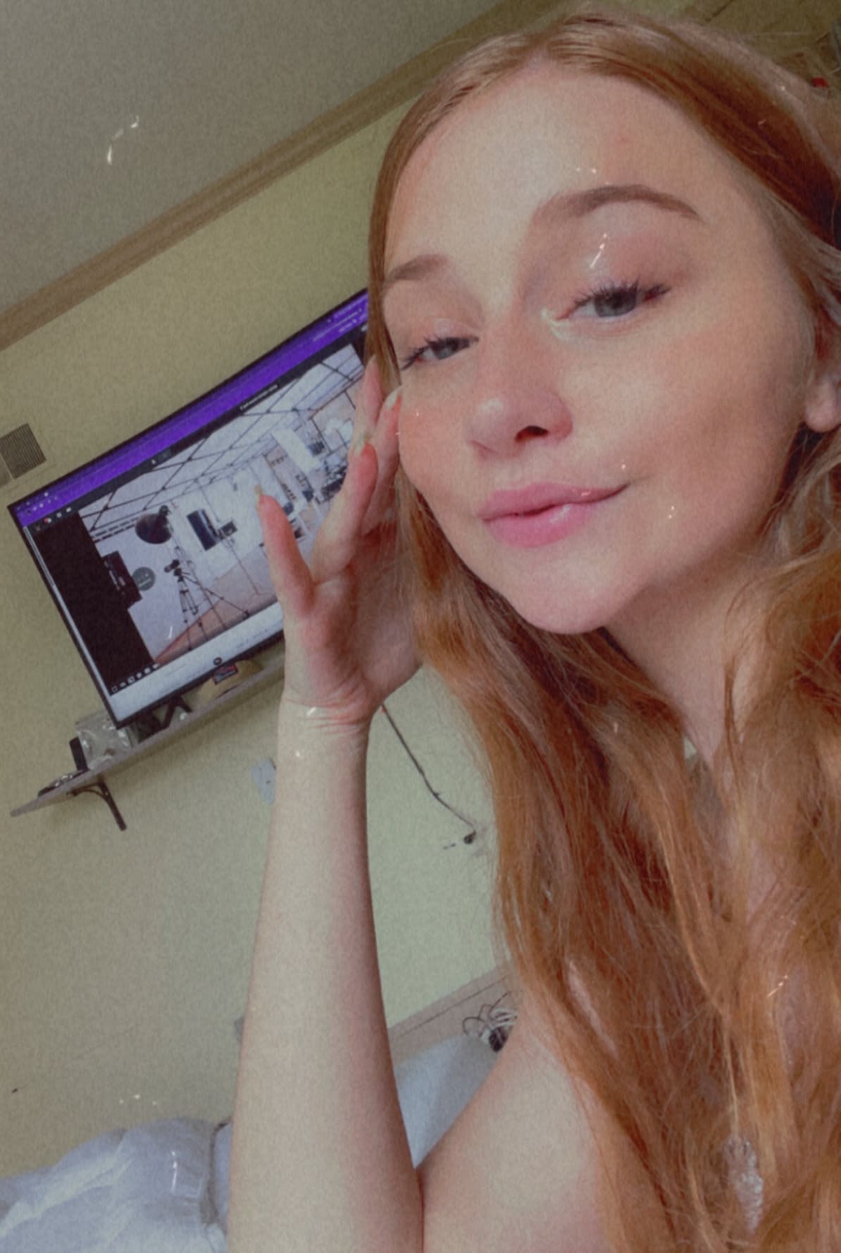Redhead Teen Exposes Pussy in Selfies