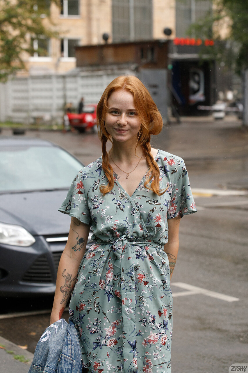 Farran Leclair sundává kalhotky a ukazuje velký zadek