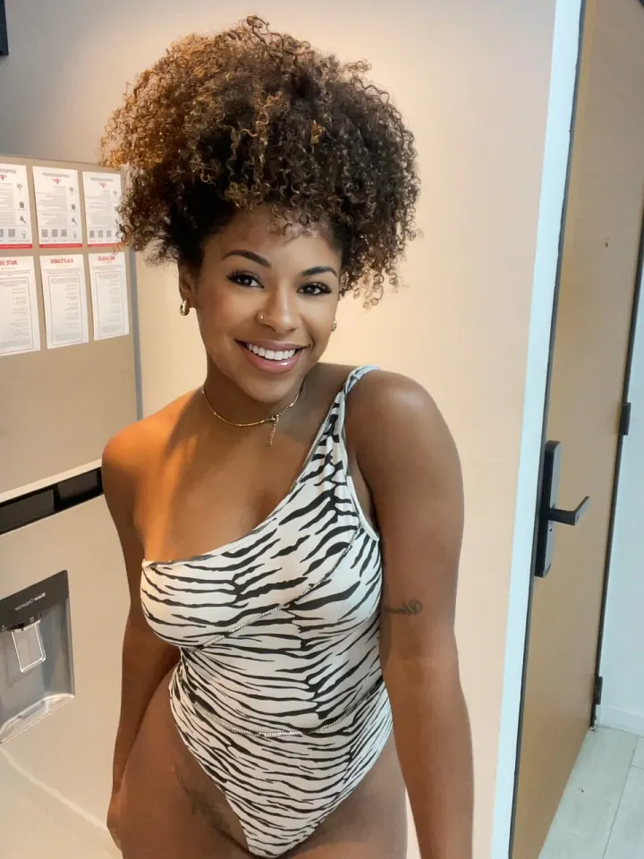 صور مسربة صريحة لبولا أكسو من حسابها على OnlyFans 20