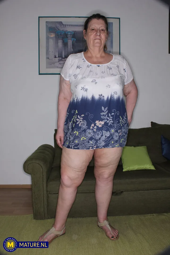 سمينة ناضجة تامارا بي تكشف بزازها الكبير وتدلك كسها 2