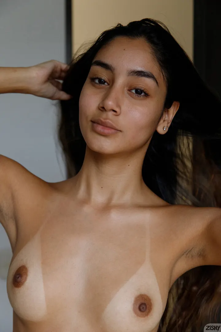 Paulette Donceles بتعرض بزازها المشعر وطيزها الكبير 7
