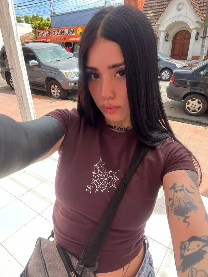 صور سيلفي لشابة سمراء موشمة في الأماكن العامة وفي الصالة الرياضية 4