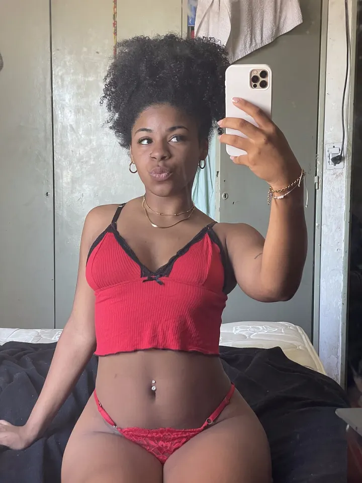 امرأة سوداء في ملابس داخلية تتصور سيلفي في غرفة النوم 3