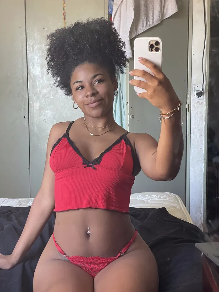 امرأة سوداء في ملابس داخلية تتصور سيلفي في غرفة النوم 4