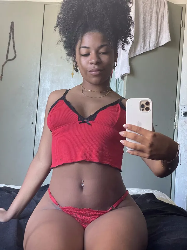 امرأة سوداء في ملابس داخلية تتصور سيلفي في غرفة النوم 7
