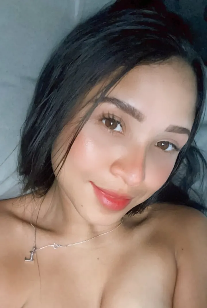 شابة طويلة الشعر تتصور سلفي بوضعات مختلفة 3