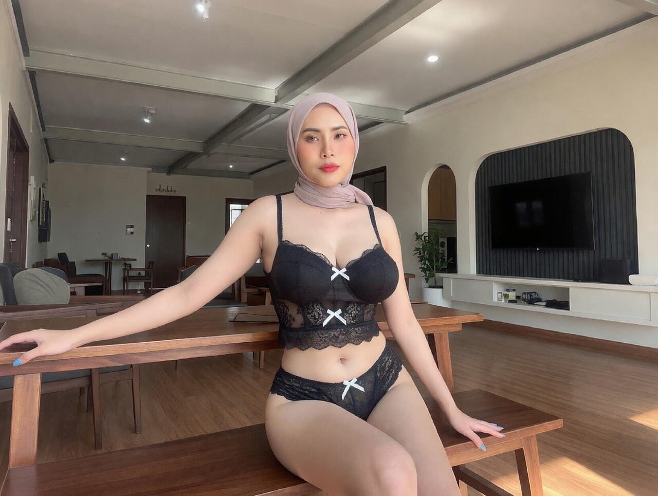 Beautiful Asian Glamour Model – Non-Nude Solo Set