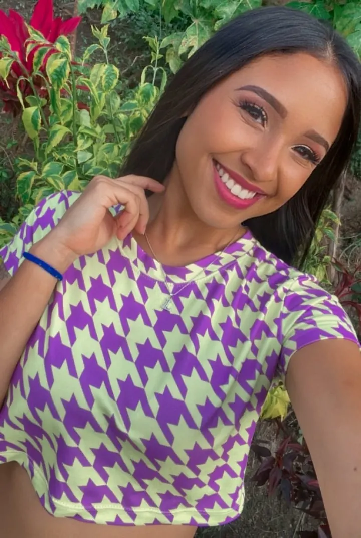 فتاة شابة وحدها مع مؤخرة كبيرة تتصور في أماكن مختلفة — Model 8