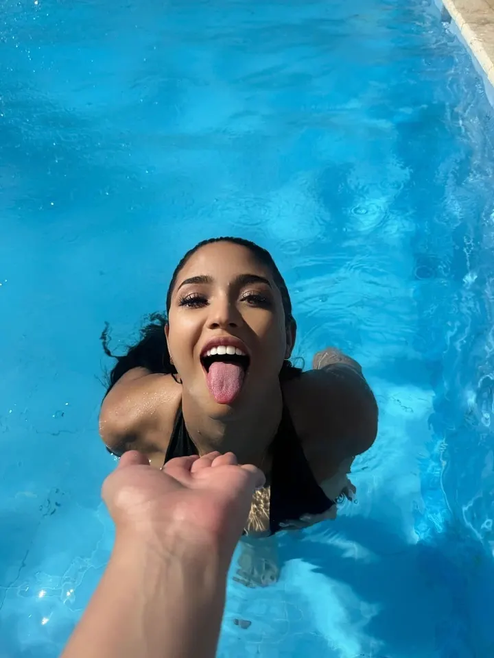 فتاة شابة وحدها مع مؤخرة كبيرة تتصور في أماكن مختلفة — Model 9