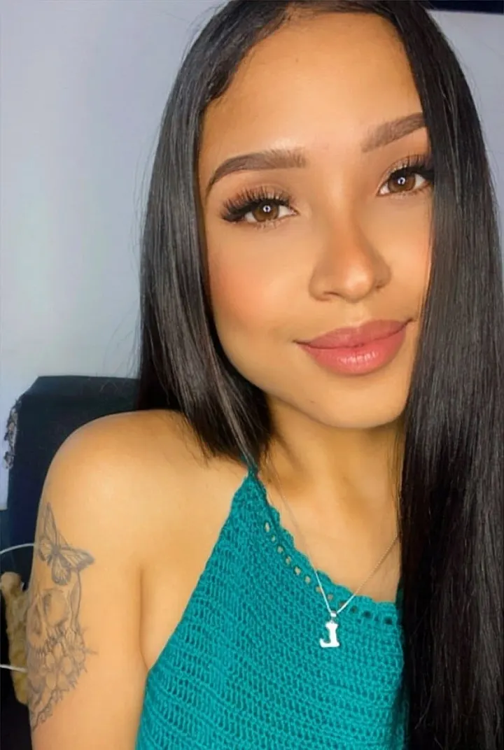 فتاة شابة وحدها مع مؤخرة كبيرة تتصور في أماكن مختلفة — Model 10