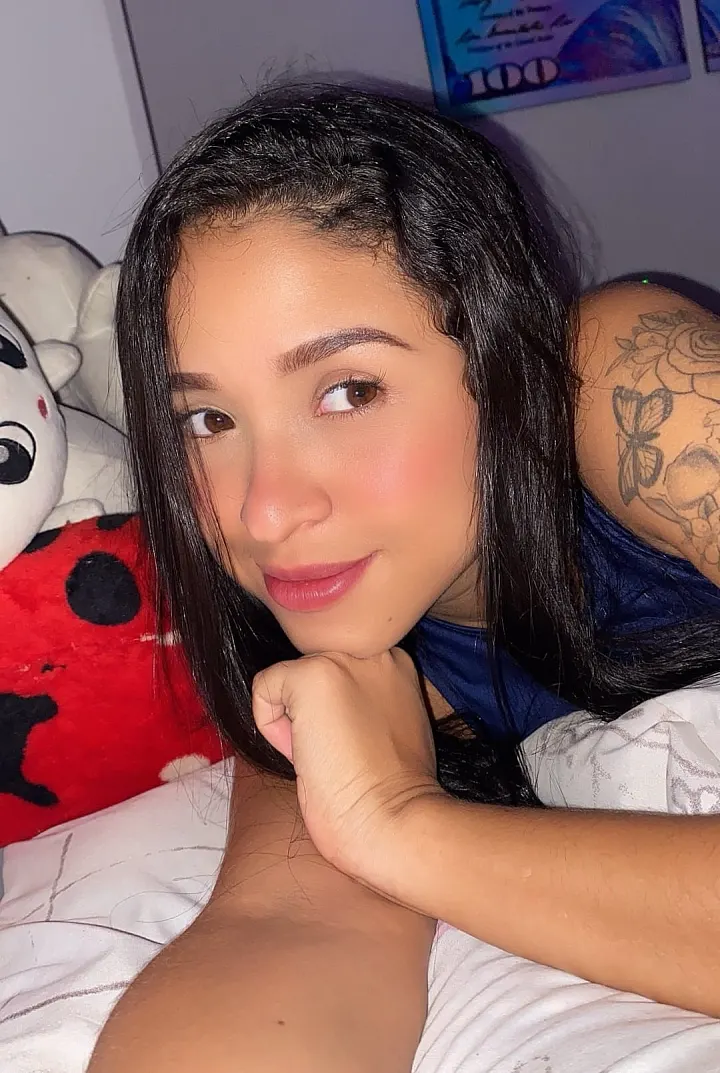 فتاة شابة وحدها مع مؤخرة كبيرة تتصور في أماكن مختلفة — Model 12