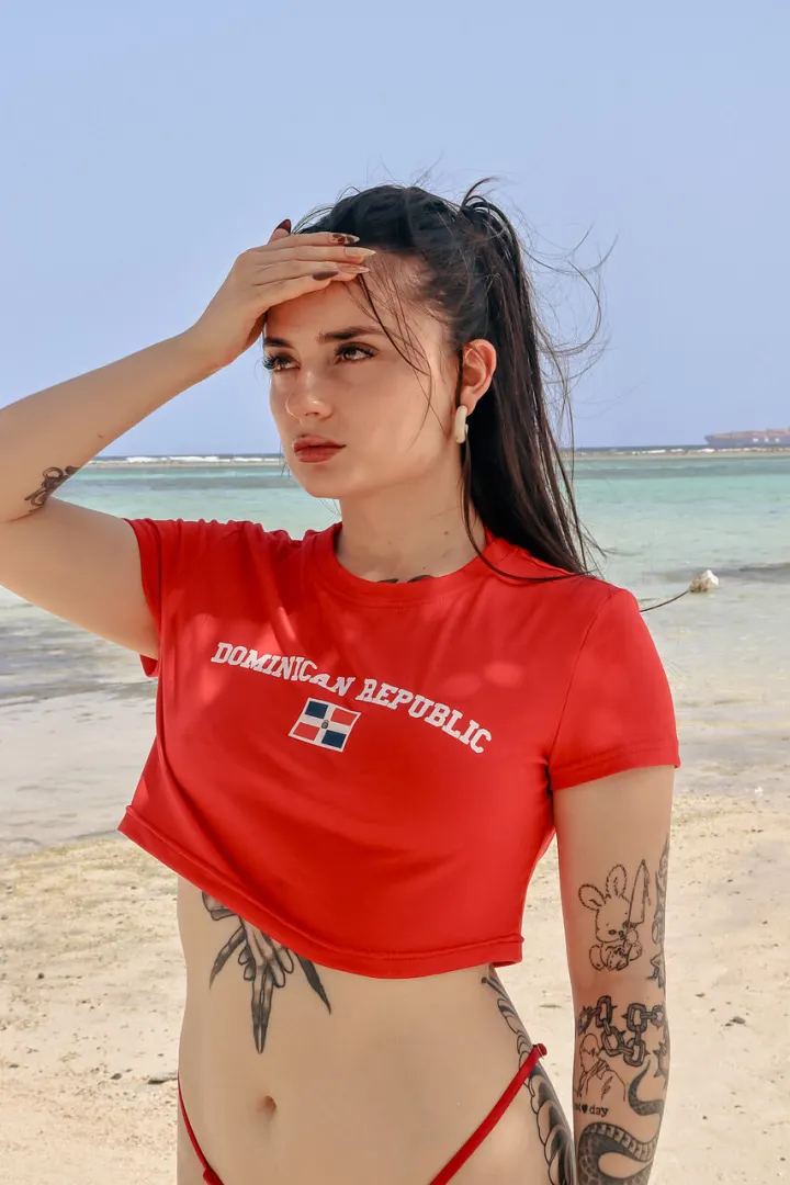 السمراء الموشمة نينا بروكس تظهر طيزها الكبير على الشاطئ 12