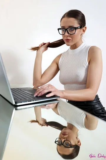 سكرتيرات مثليات جيني وايلد وسيبيل ليك يحلقن كسهن — Jenny Wild