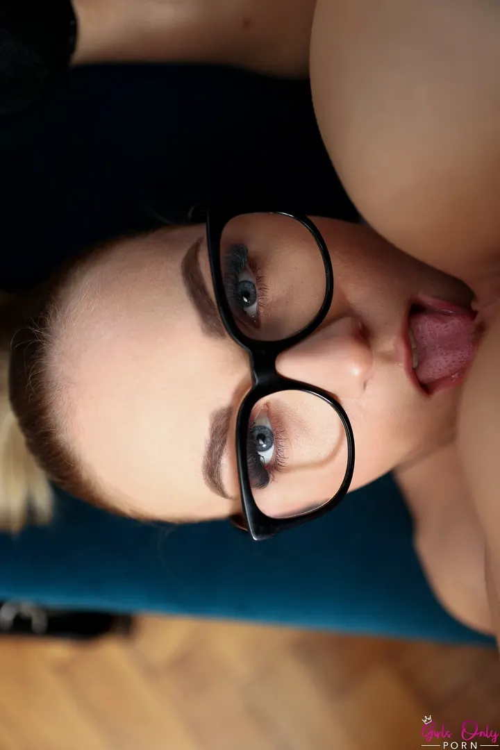 سكرتيرات مثليات جيني وايلد وسيبيل ليك يحلقن كسهن — Jenny Wild 14
