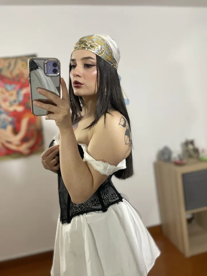 موديل هاوي يعرض وشومه بوضعية عارية وصور آمنة 11