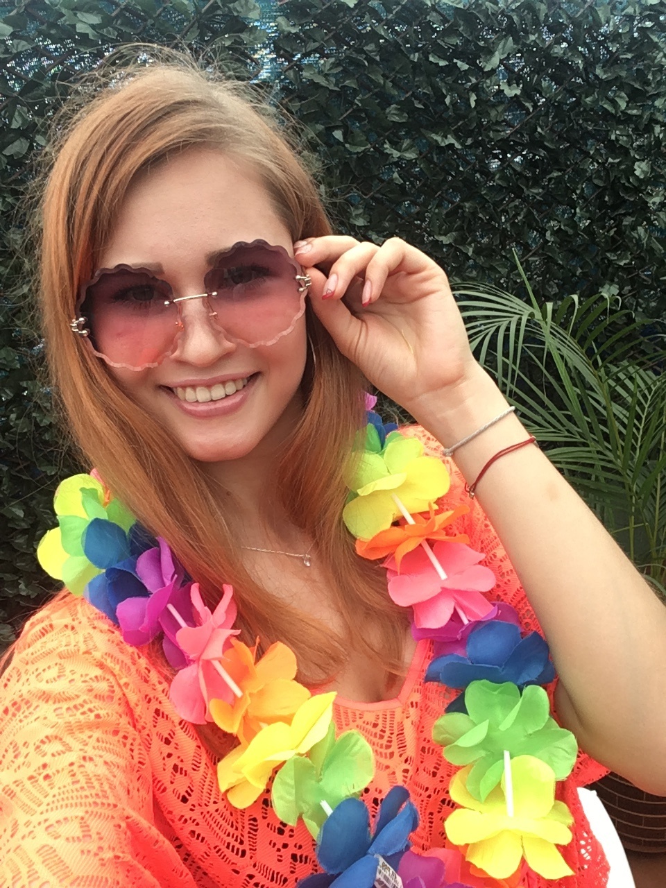 Amateur-Mädchen macht Selfies an verschiedenen Orten und in Outfits