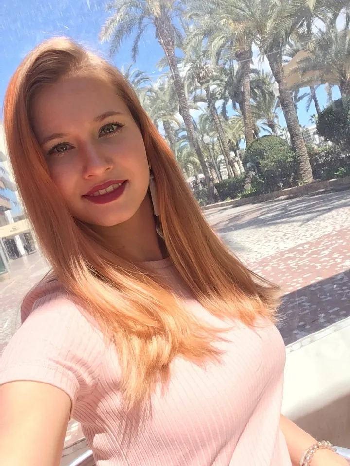 صور سيلفي لفتاة هاوية في أماكن وأزياء مختلفة 3