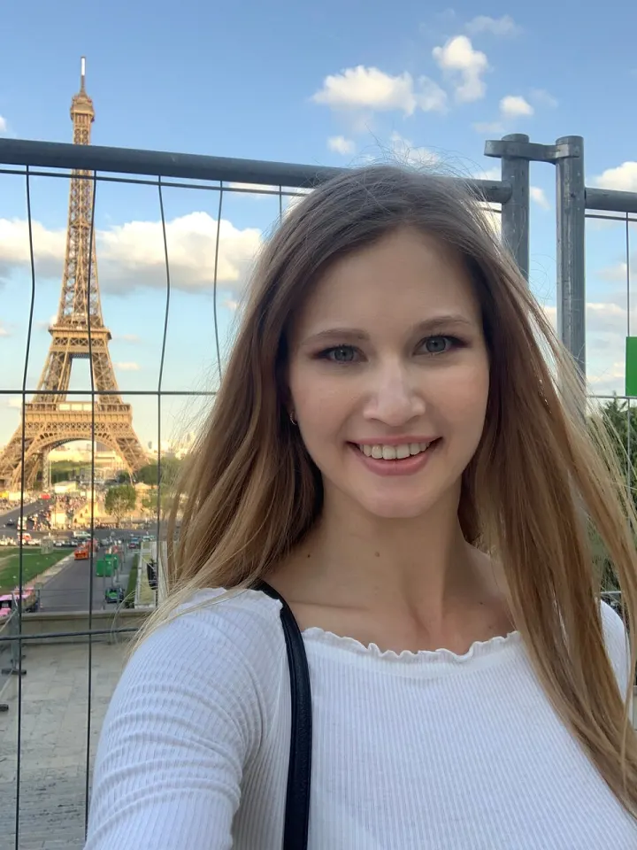 صور سيلفي لفتاة هاوية في أماكن وأزياء مختلفة 7