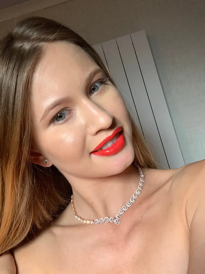 صور سيلفي لفتاة هاوية في أماكن وأزياء مختلفة 8
