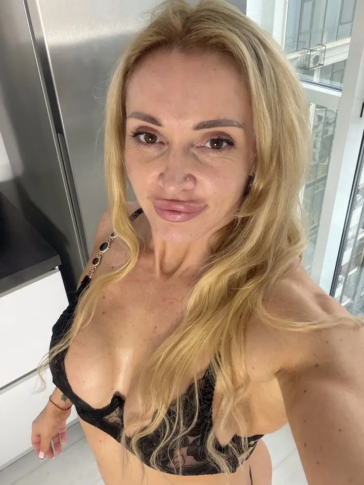 شقراء موشمة بتصور سيلفي ببيكيني أسود وبنطال داخلي بدون قاع 9