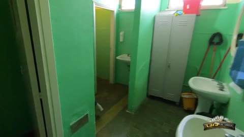 Lara De Santis Openbare Toilet Verrassing Gezicht