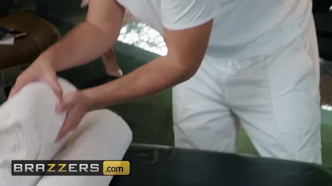 Brazzers - Sıcak Sarışın Genç Emma Tüm Vücudu Yağlanıyor ve Boğazı Sikiliyor