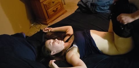 Elle suce et chevauche jusqu'à ce que je jouisse en elle